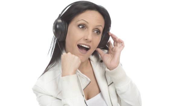 640-linda-garota-moderna-cantando-musica-favorita-ouvindo-musica-em-fones-de-ouvido-sem-fio-sorrindo-e-dancando_(1)